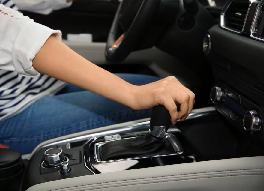 Cambios en la Ley de Tránsito bonaerense: qué pasará con la prioridad por derecha y los autos automáticos